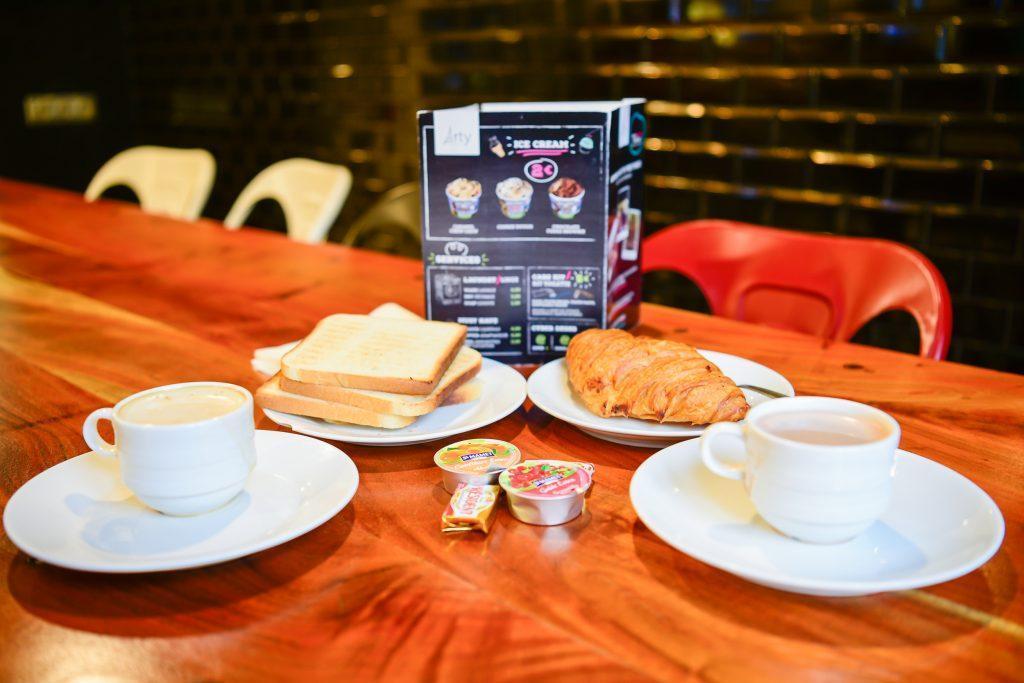 Arty Porte De Versailles By River Hostel *